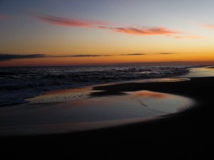 FOTOS PINTURA EN LA ARENA EN EL ATARDECER