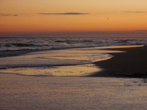 FOTOS PINTURA EN LA ARENA EN EL ATARDECER