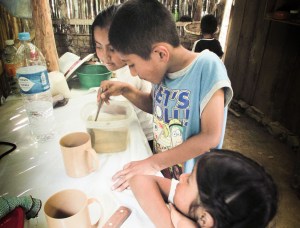 NIÑOS HACIENDO NECTAR PARA COLIBRI