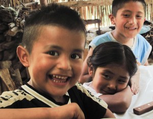 NIÑOS HACIENDO NECTAR PARA COLIBRI