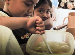 NIÑOS HACIENDO NECTAR PARA COLIBRI