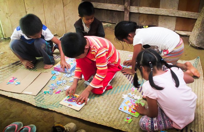 niños armando rompecabezas