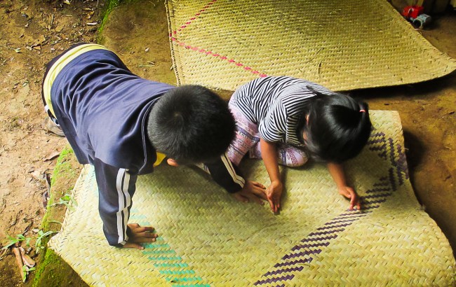 NIÑOS SOBRE EL PETATE