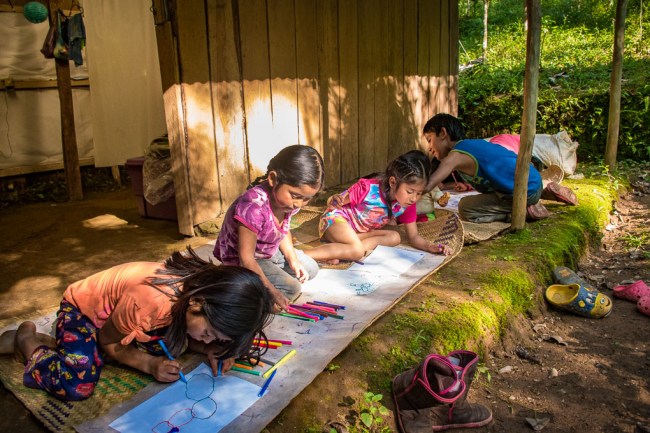 ninos-jugando haciendo dibujo sobre un petate