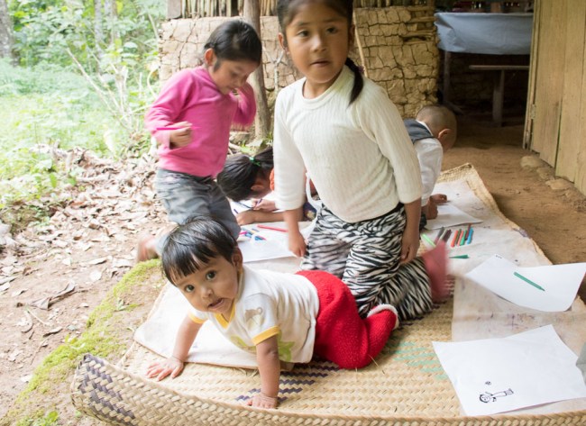 bebe gateando sobre petate