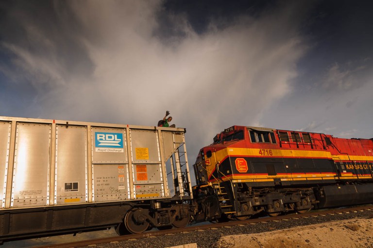 saludando desde el techo de un tren FOTO DIEGO PEREYRA