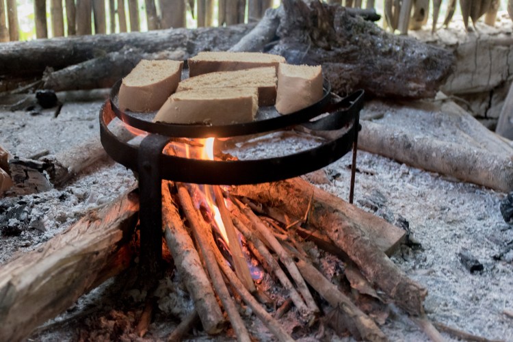 PAN TOSTANDO AL FUEGO