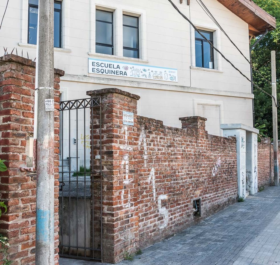 ESCUELA ESQUINERA URUGUAY