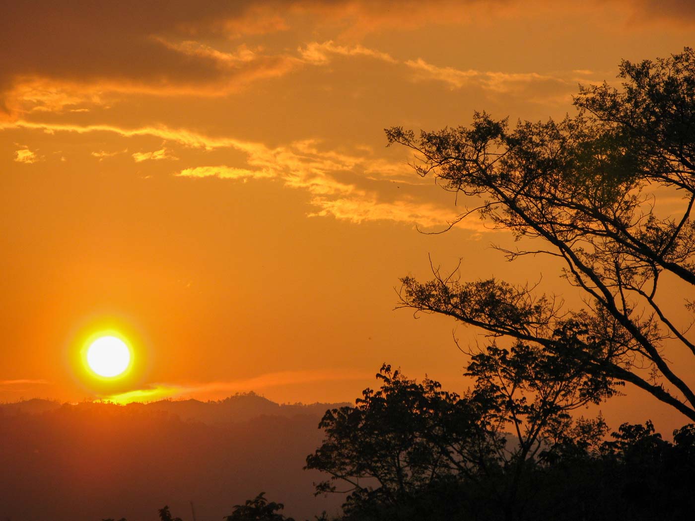 Puesta de sol en la montaña