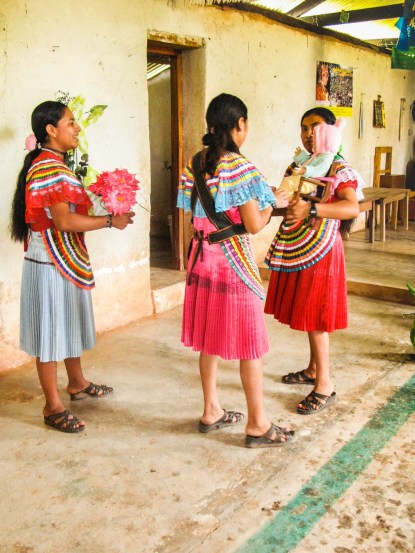 MUCHACHAS POSANDO CON ROPA TIPICA_1