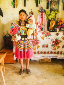 MUCHACHAS POSANDO CON ROPA TIPICA_1