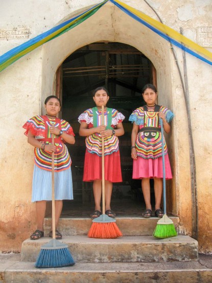 MUCHACHAS POSANDO CON ROPA TIPICA_1