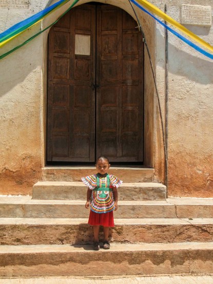 NIÑA POSANDO CON ROPA TIPICA_6