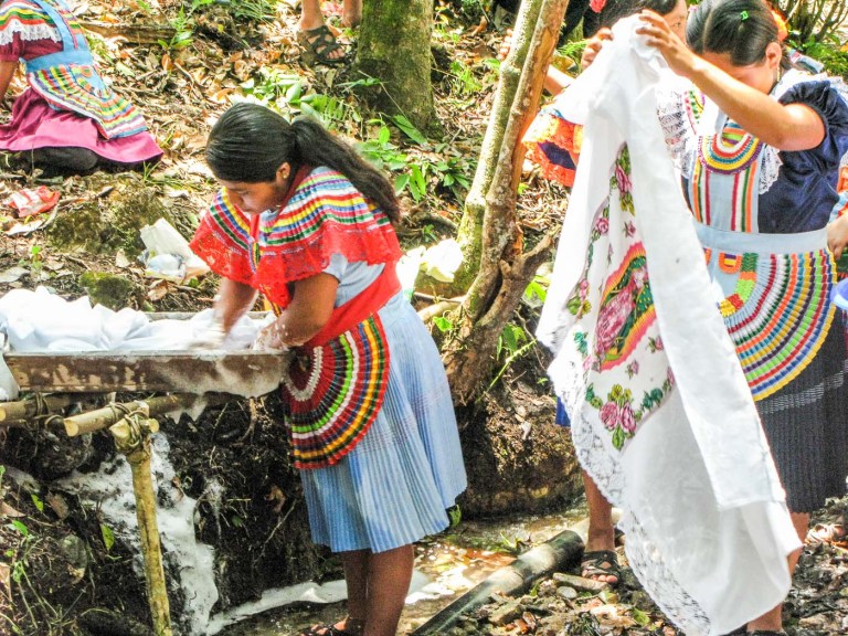 LAVANDO ROPA VIRGEN_3