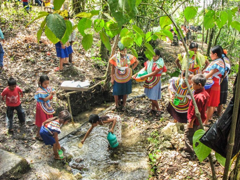 LAVANDO ROPA VIRGEN_5