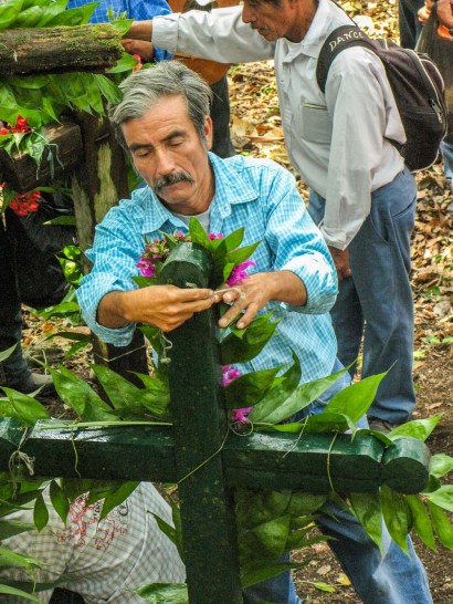 Poniéndo flores a la cruz
