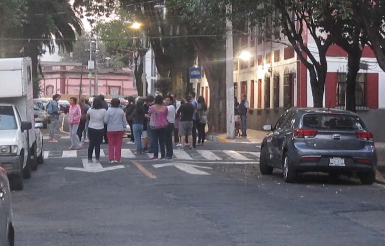 vecinos en la calle durante sismo méxico