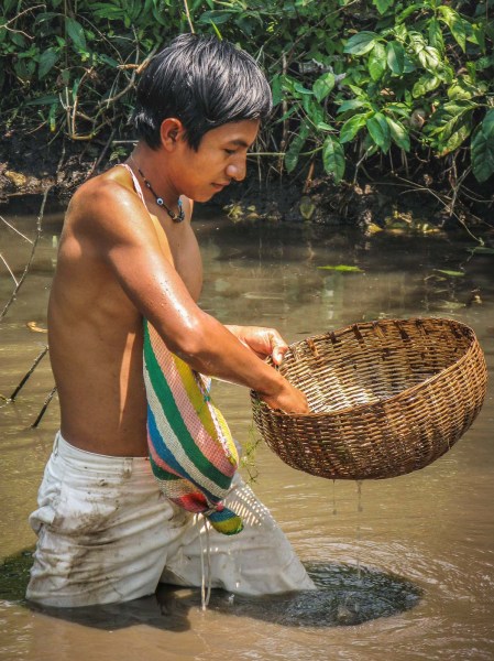 NIÑOS PESCANDO CON CANASTO_12