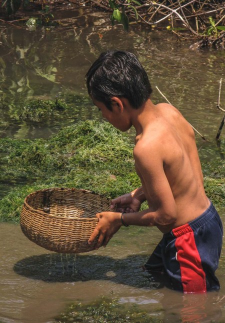 NIÑOS PESCANDO CON CANASTO_12
