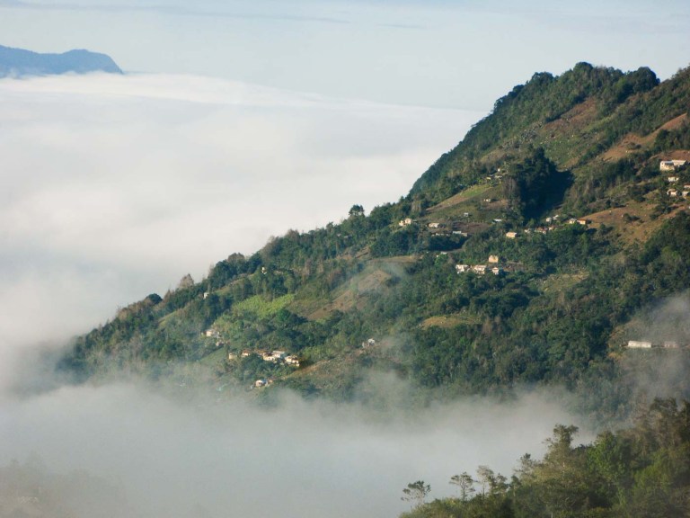 MONTAÑA ENTRE NUBES