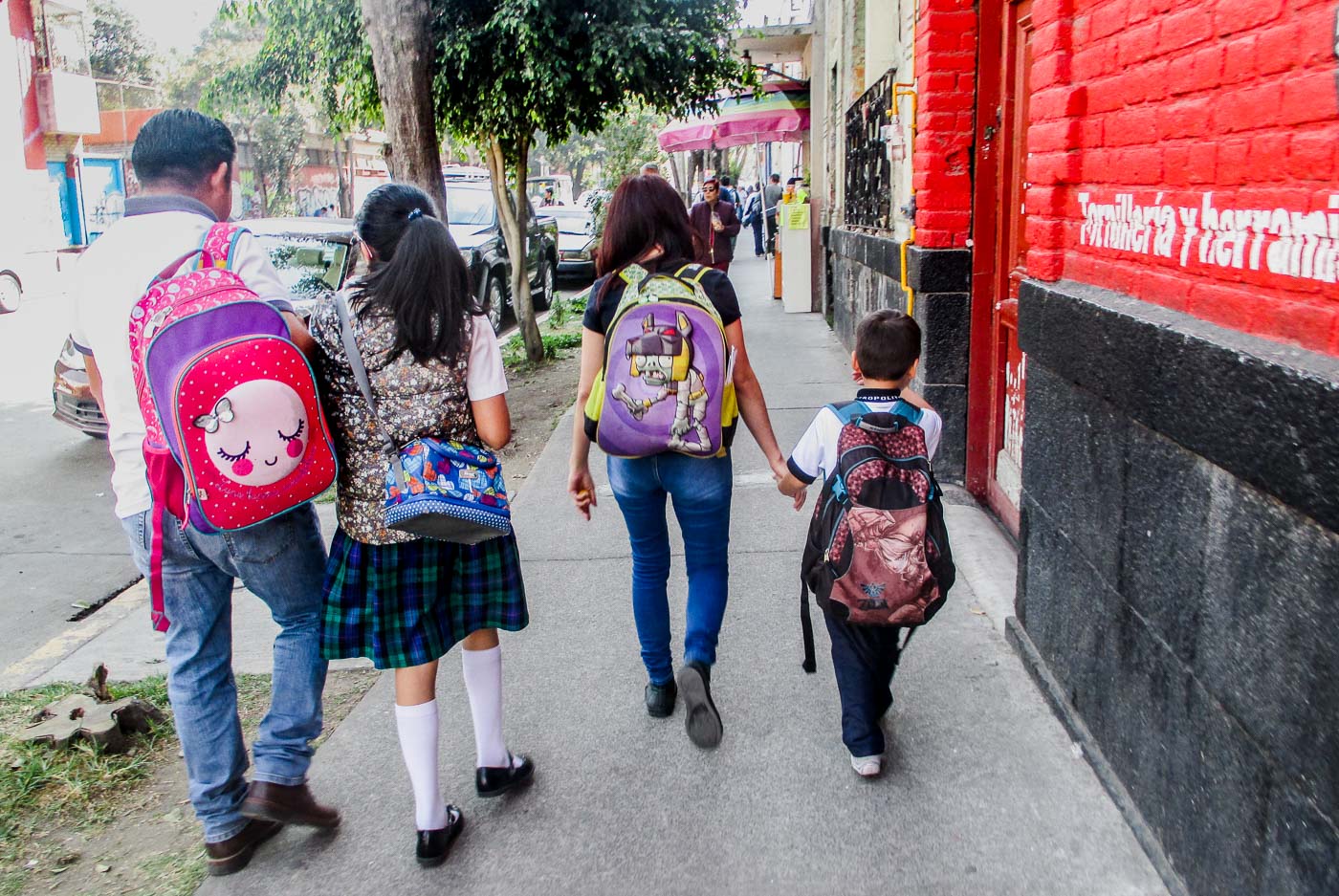 TRANSEUNTES POR LA CALLE