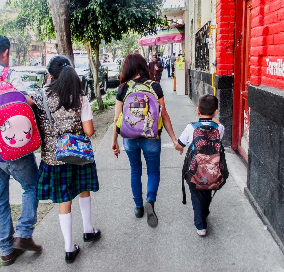 TRANSEUNTES POR LA CALLE