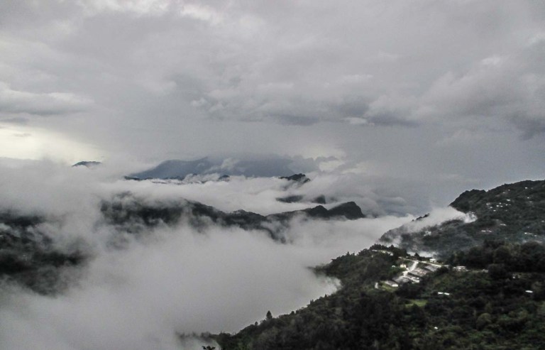 NUBES EN LA MONTAÑA