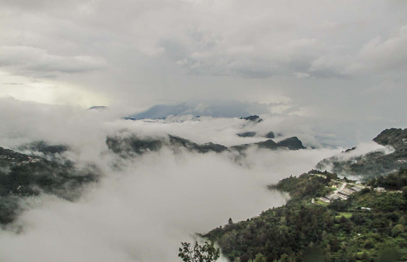 NUBES EN LA MONTAÑA