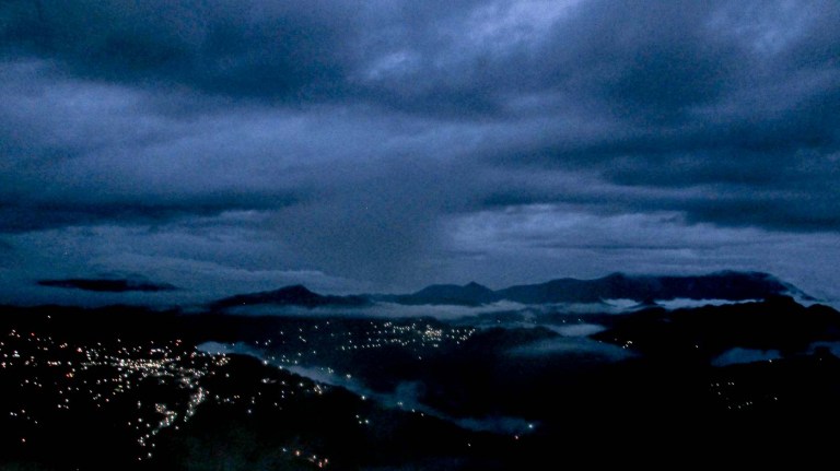 NUBES EN LA MONTAÑA