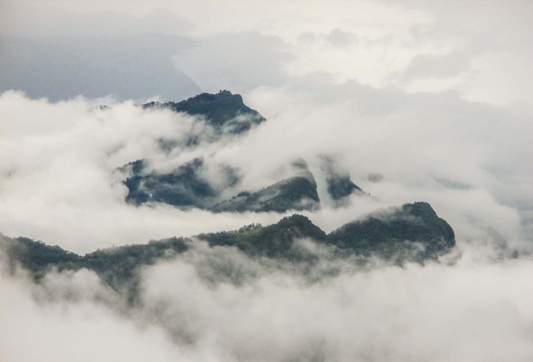 NUBES EN LA MONTAÑA