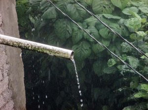 gotas de lluvia saliendo de un caño