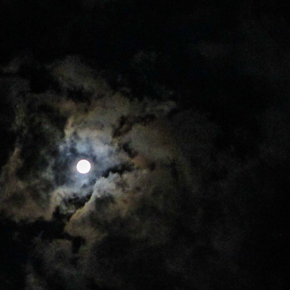luna entre nubes_3