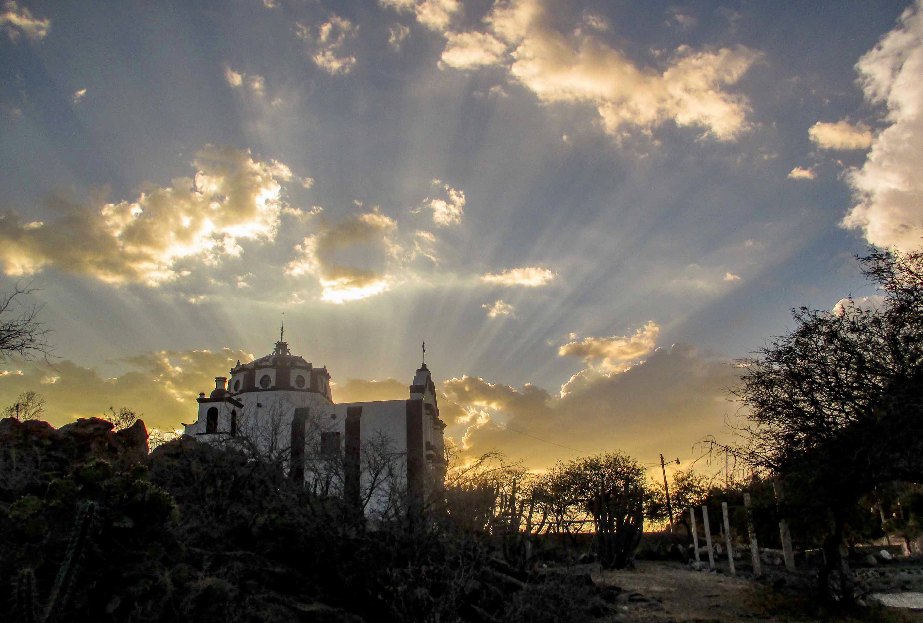 Iglesia entre rayos de sol